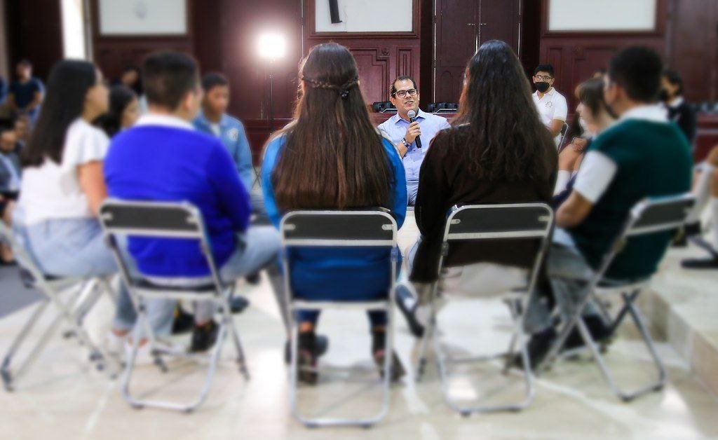 CIRCULO DE DIÁLOGO CON ESTUDIANTES