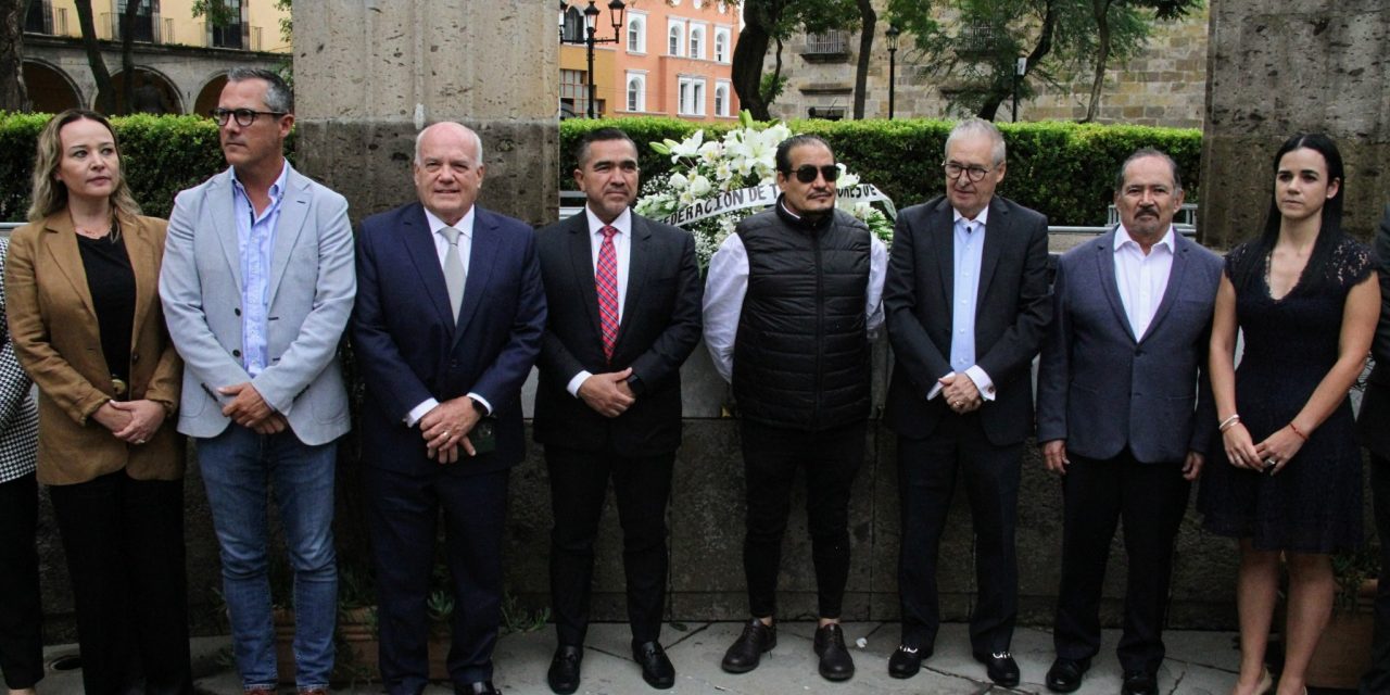 ASISTE PRESIDENTE AL HOMENAJE A HELIODORO HERNÁNDEZ LOZA
