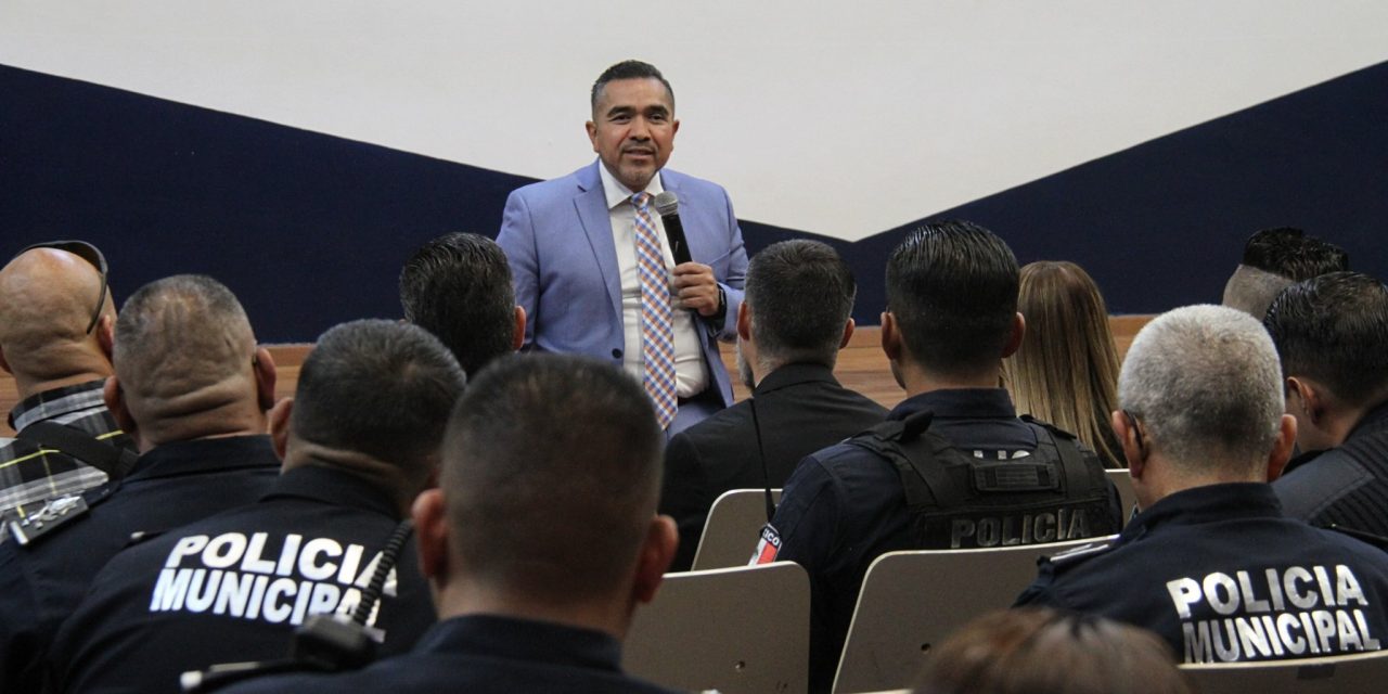IMPARTE PRESIDENTE TALLER A POLICÍAS