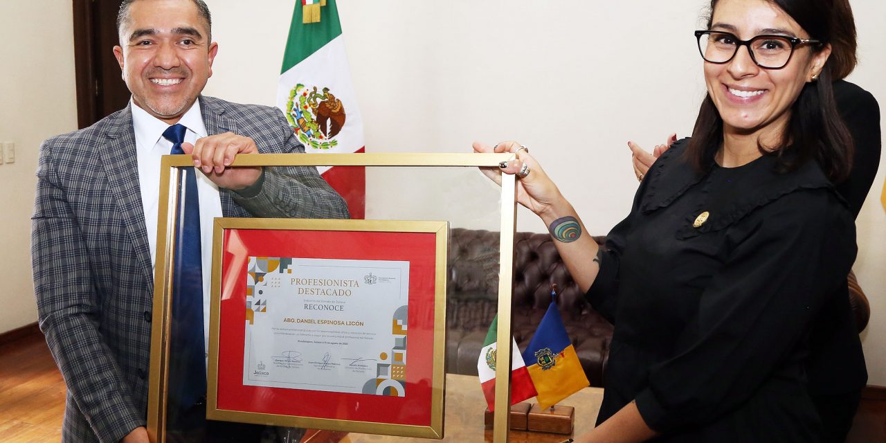 RECONOCEN A PRESIDENTE COMO PROFESIONISTA SOBRESALIENTE