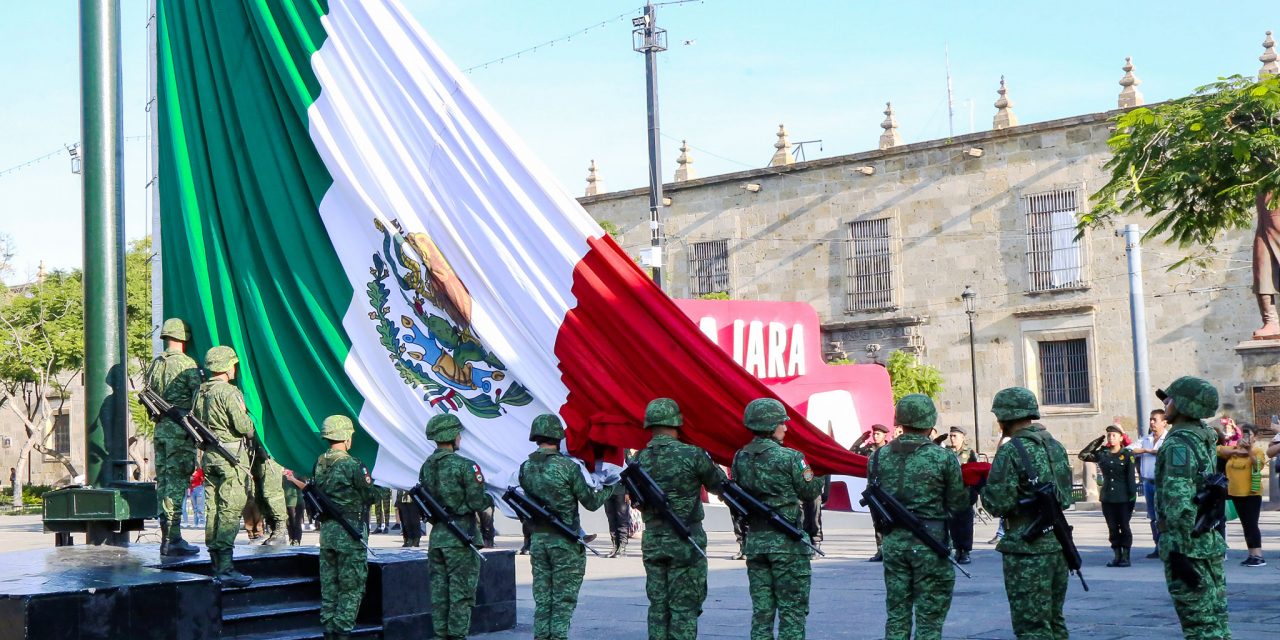 IZAMIENTO DE LA MONUMENTAL BANDERA DE MÉXICO