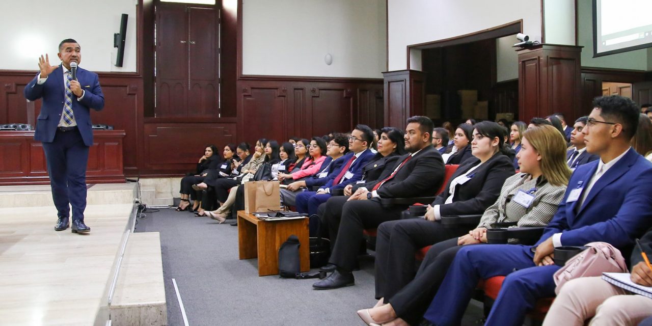 CHARLA PRESIDENTE CON ESTUDIANTES DE LA UAT