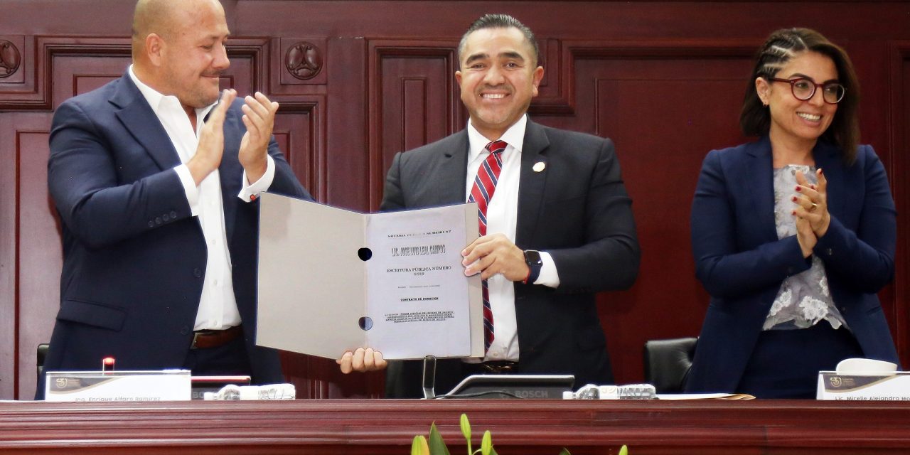 RECIBE PRESIDENTE ESCRITURAS DEL PALACIO DE JUSTICIA