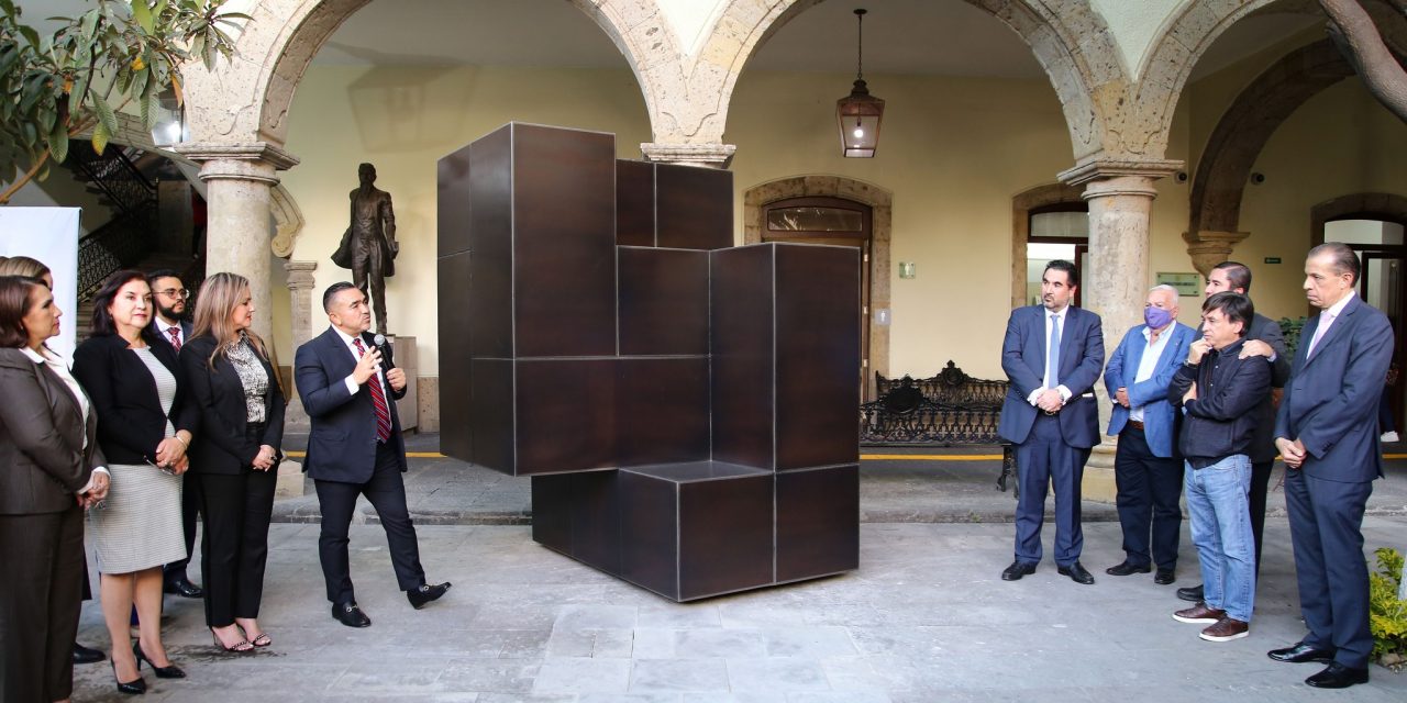 DEVELAN ESCULTURA DONADA POR CÁMARA DE COMERCIO