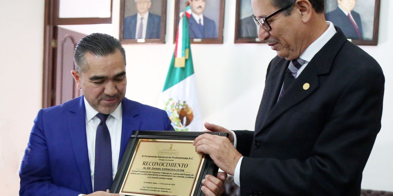 RECIBE PRESIDENTE RECONOCIMIENTO DE PANAPROAC
