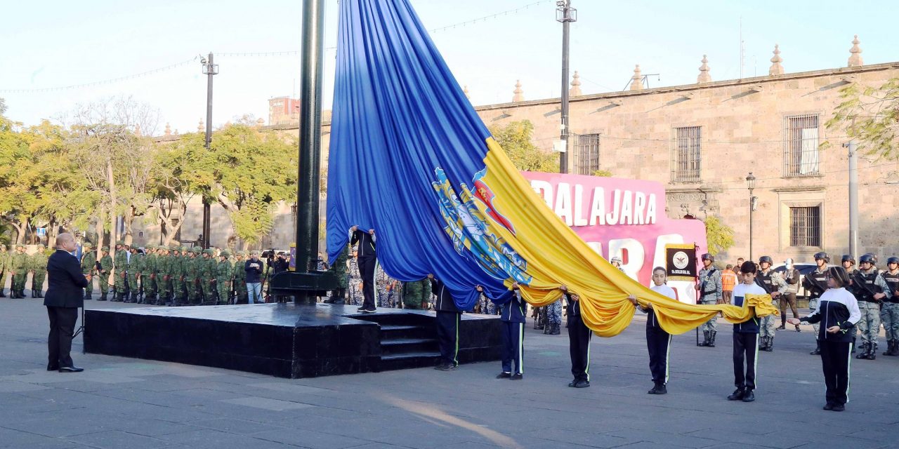 ASISTE PRESIDENTE A IZAMIENTO DE BANDERA DE JALISCO