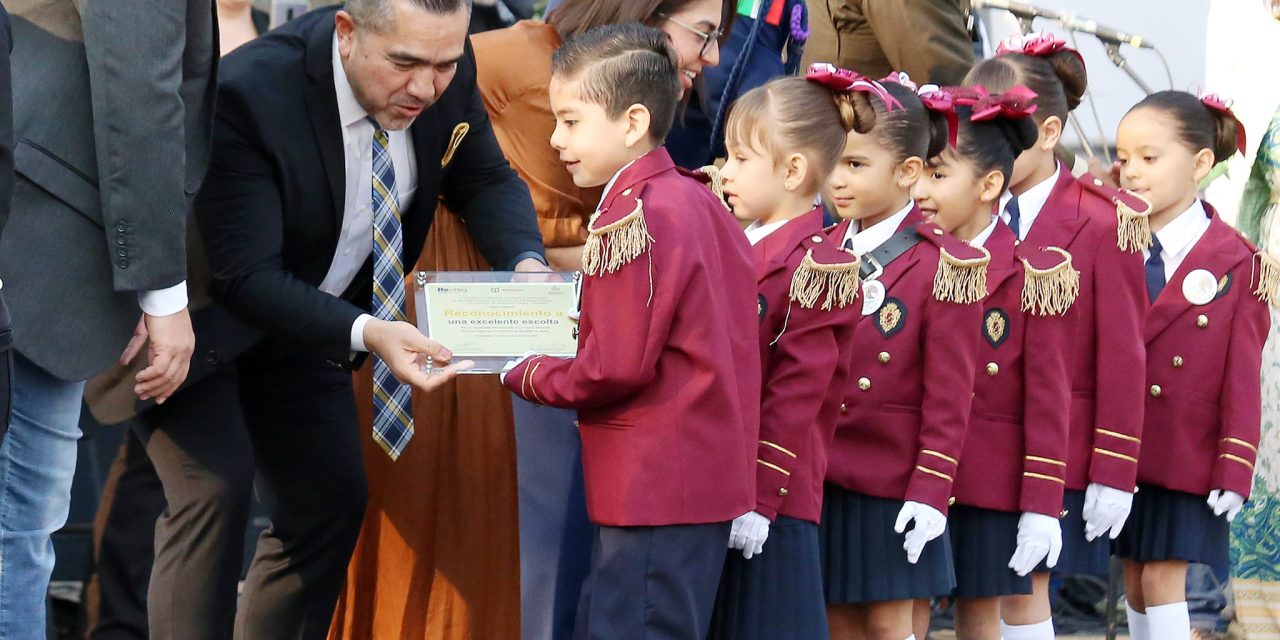SE SUMA PRESIDENTE A CONMEMORACIÓN DE LA BANDERA