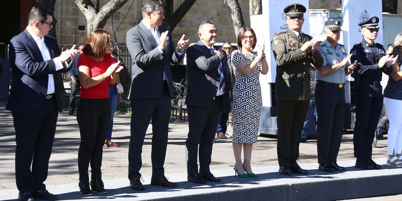 PARTICIPA PRESIDENTE EN IZAMIENTO DE BANDERA