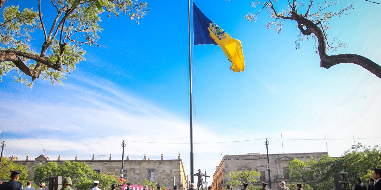 IZAMIENTO DE MONUMENTAL BANDERA DE JALISCO, POR 200 ANIVERSARIO DEL ESTADO
