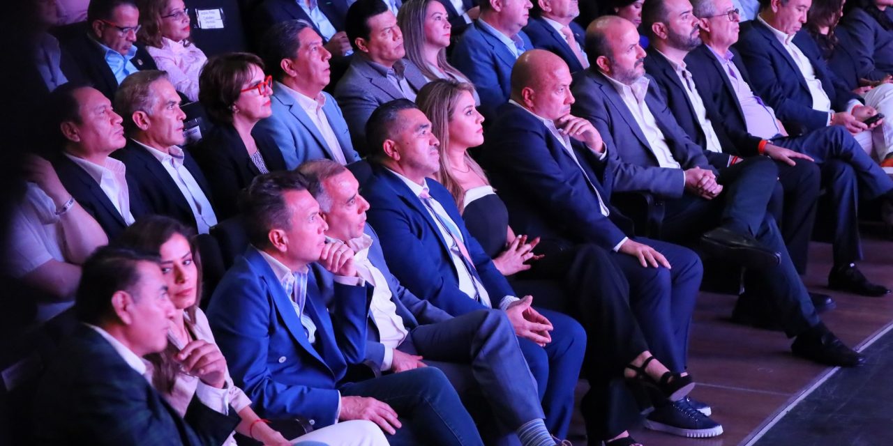 ASISTE PRESIDENTE AL INFORME DEL SENADOR CLEMENTE CASTAÑEDA