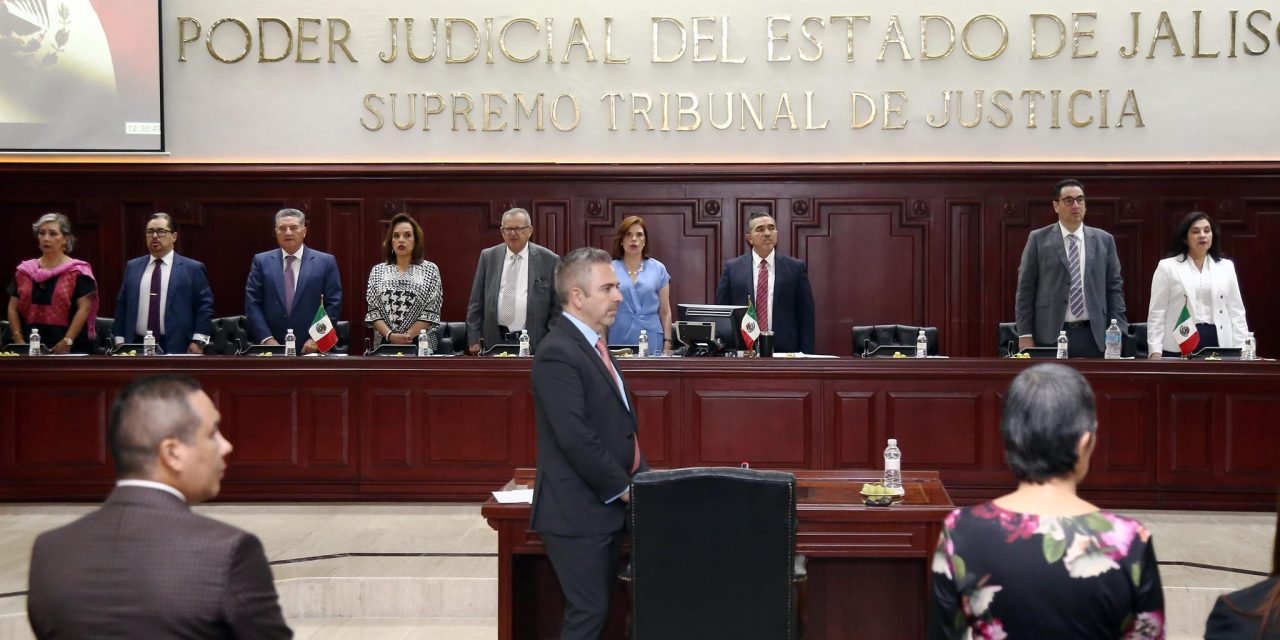 ENTONACIÓN DE HIMNO EN SESIÓN DEL PLENO