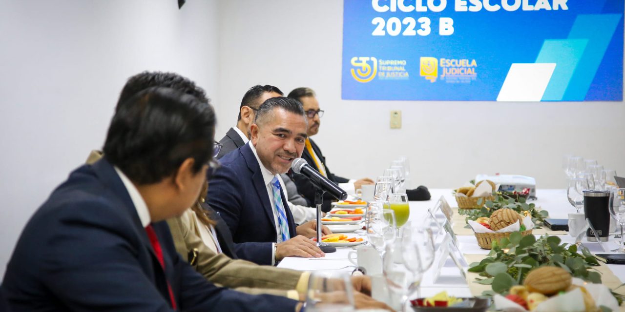 SE REÚNE PRESIDENTE CON DOCENTES DE ESCUELA JUDICIAL