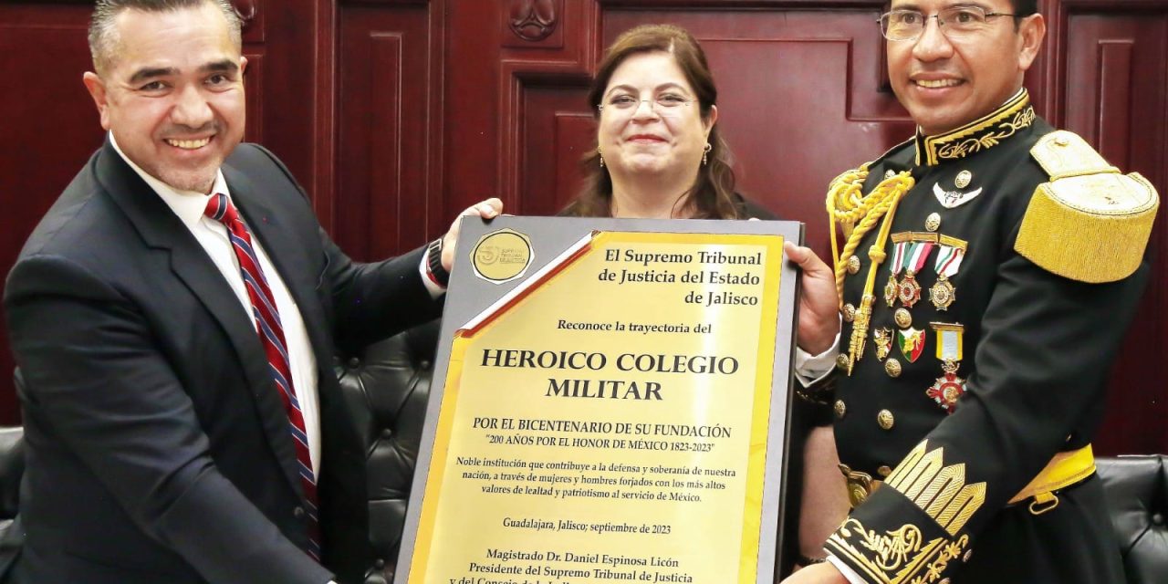 ENTREGA DE RECONOCIMIENTO A HEROICO COLEGIO MILITAR