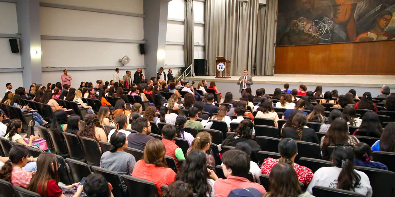 IMPARTE PRESIDENTE CÁTEDRA EN ESCUELA NORMAL