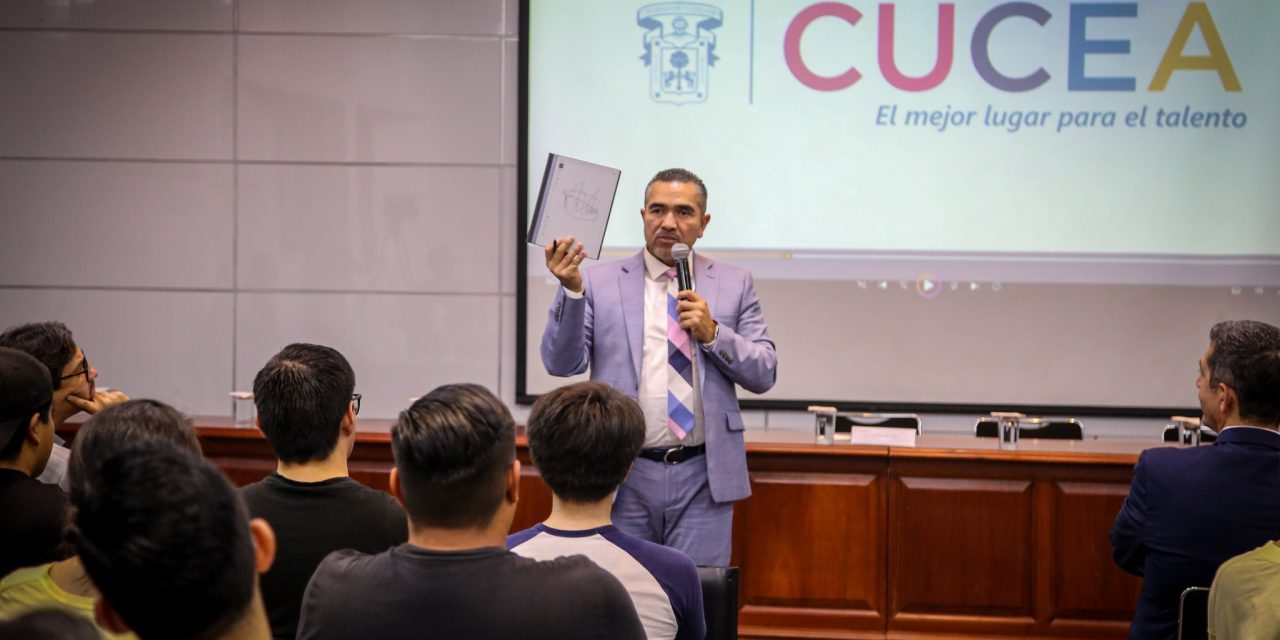 PRESIDENTE DA CHARLA A ESTUDIANTES DE CUCEA