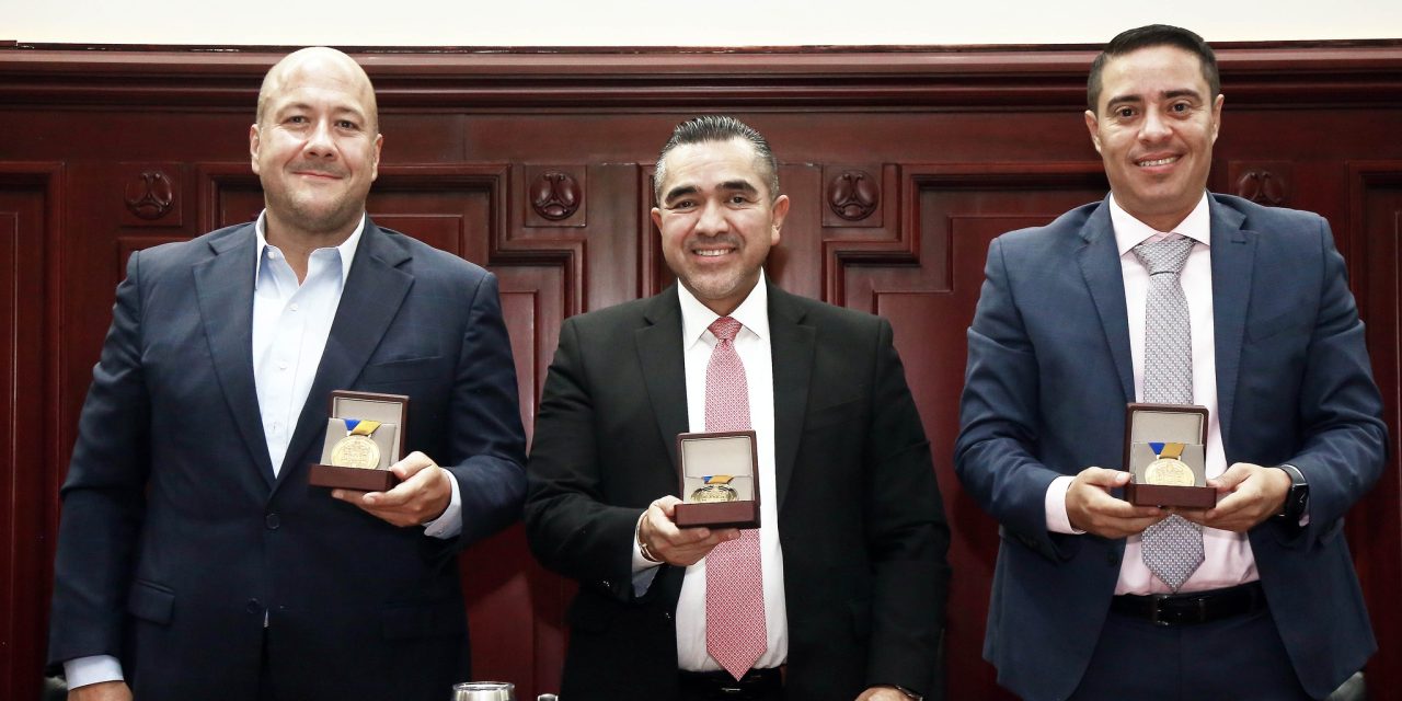 OTORGAN MEDALLA AL MÉRITO JUDICIAL AL GOBERNADOR, PRESIDENTE Y TITULAR DEL CONGRESO