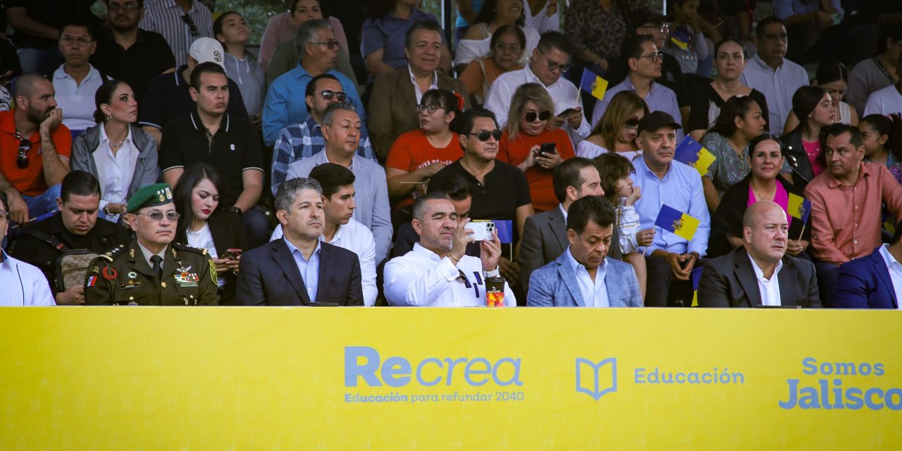 ASISTE PRESIDENTE A DESFILE DE LA REVOLUCIÓN