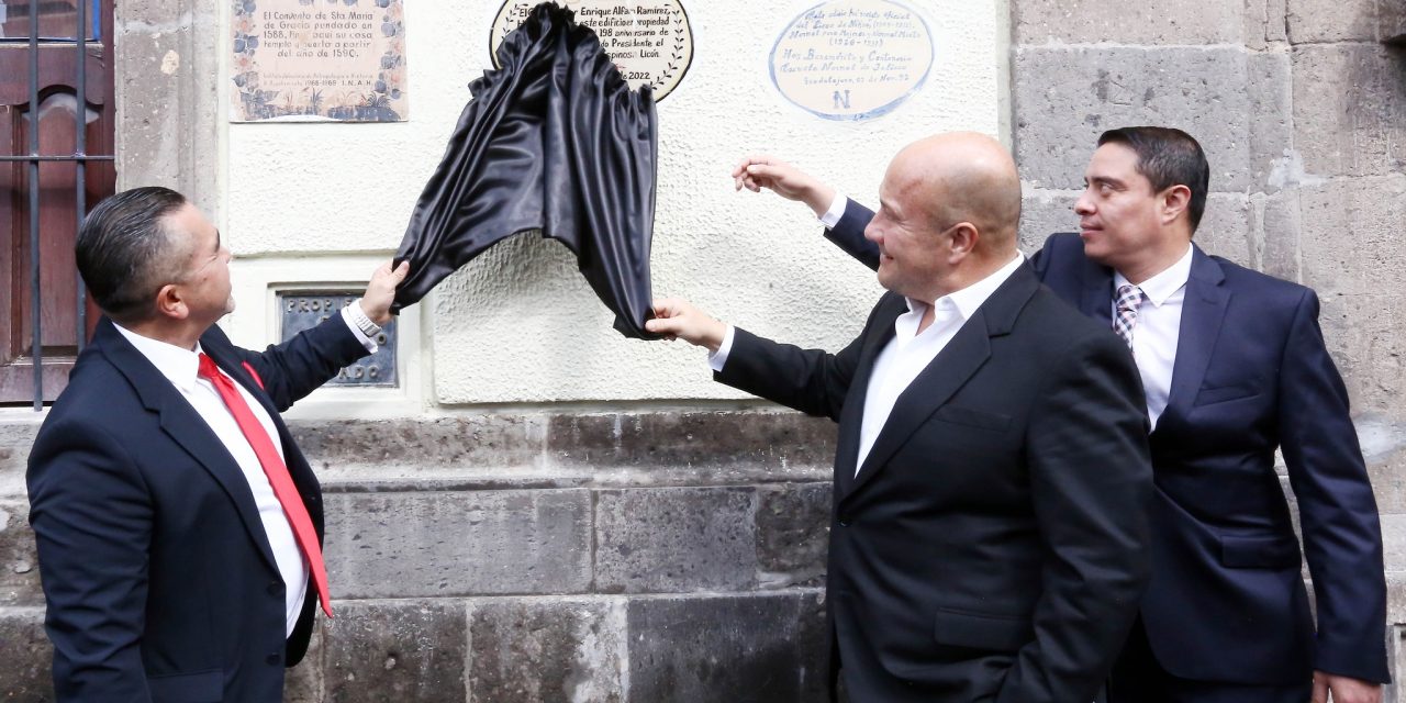 GOBERNADOR Y PRESIDENTE DEVELAN PLACA DEL PALACIO DE JUSTICIA