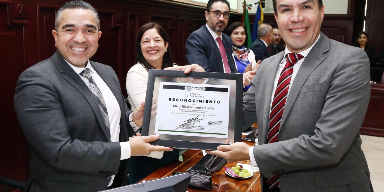 ENTREGAN RECONOCIMIENTO A MTRO. RICARDO JIMÉNEZ