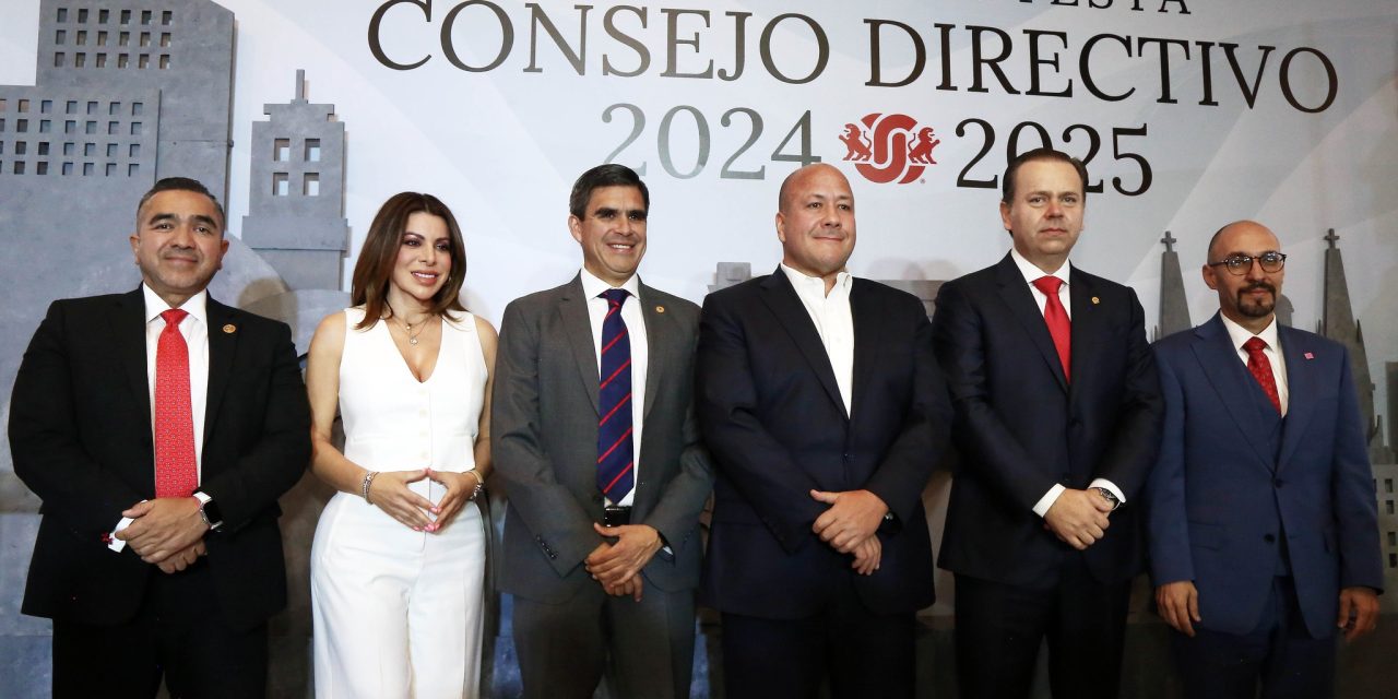 ASISTE PRESIDENTE A LA TOMA DE PROTESTA DE CÁMARA DE COMERCIO