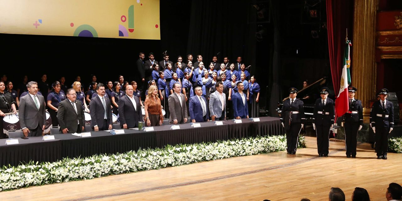 PRESIDENTE ASISTE AL HOMENAJE AL MÉRITO DOCENTE
