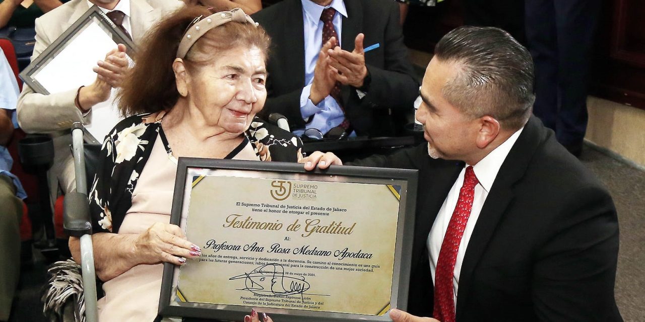 PLENO DEL STJ REALIZA HOMENAJE A DOCENTES