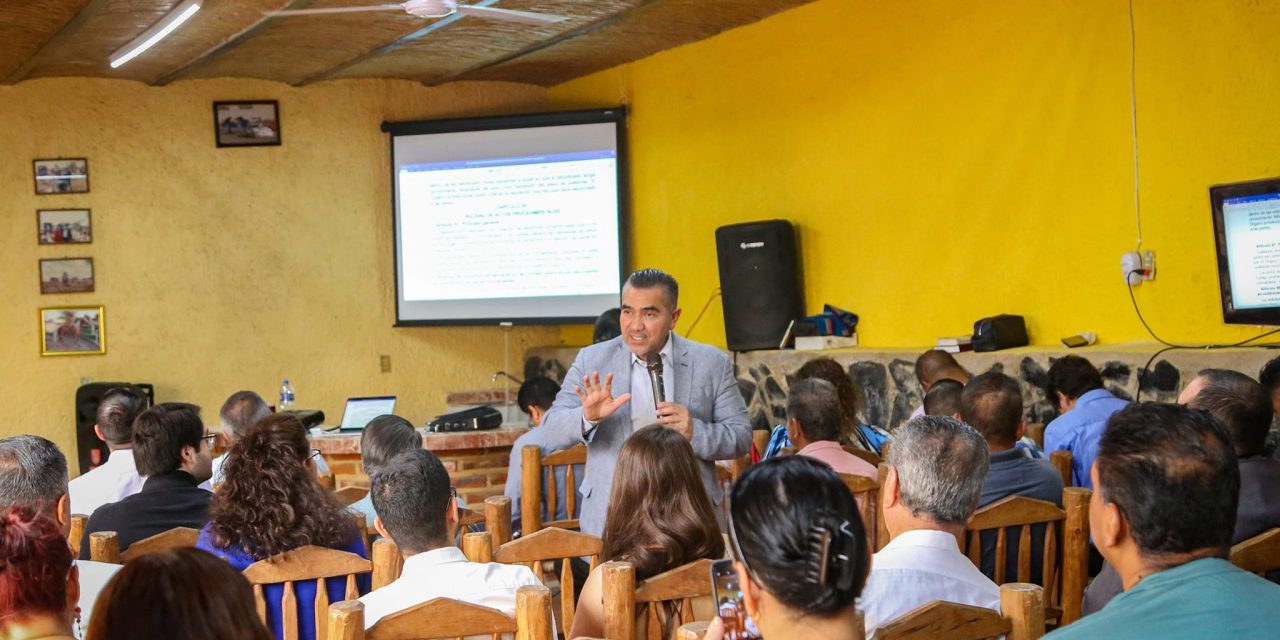 IMPARTE PRESIDENTE CHARLA A COLEGIO DE ABOGADOS