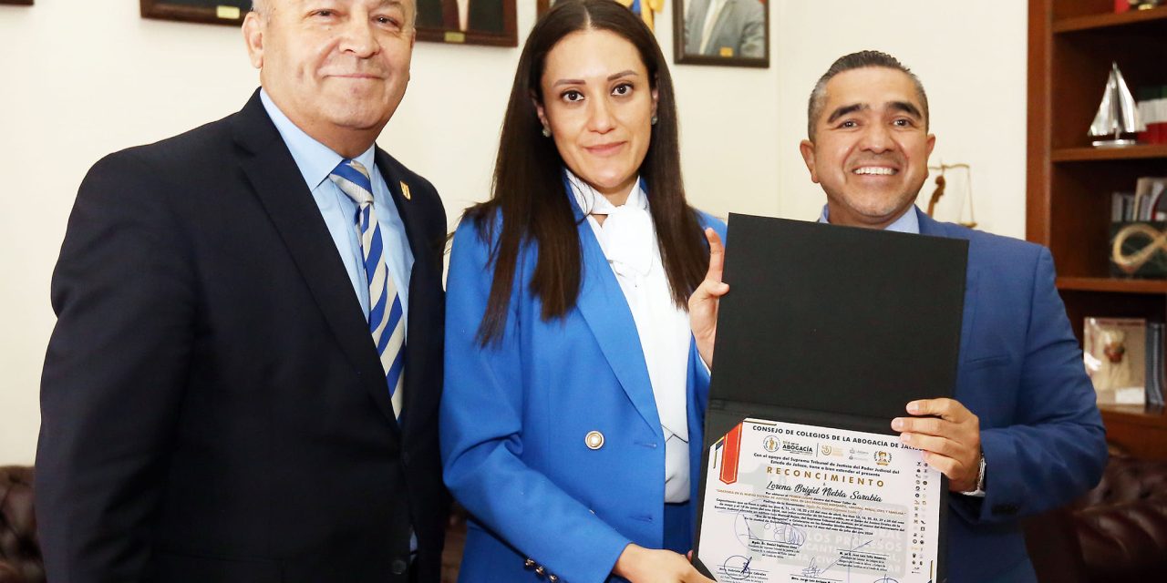 PRESIDENTE ENTREGA RECONOCIMIENTOS POR TALLER DE ORATORIA