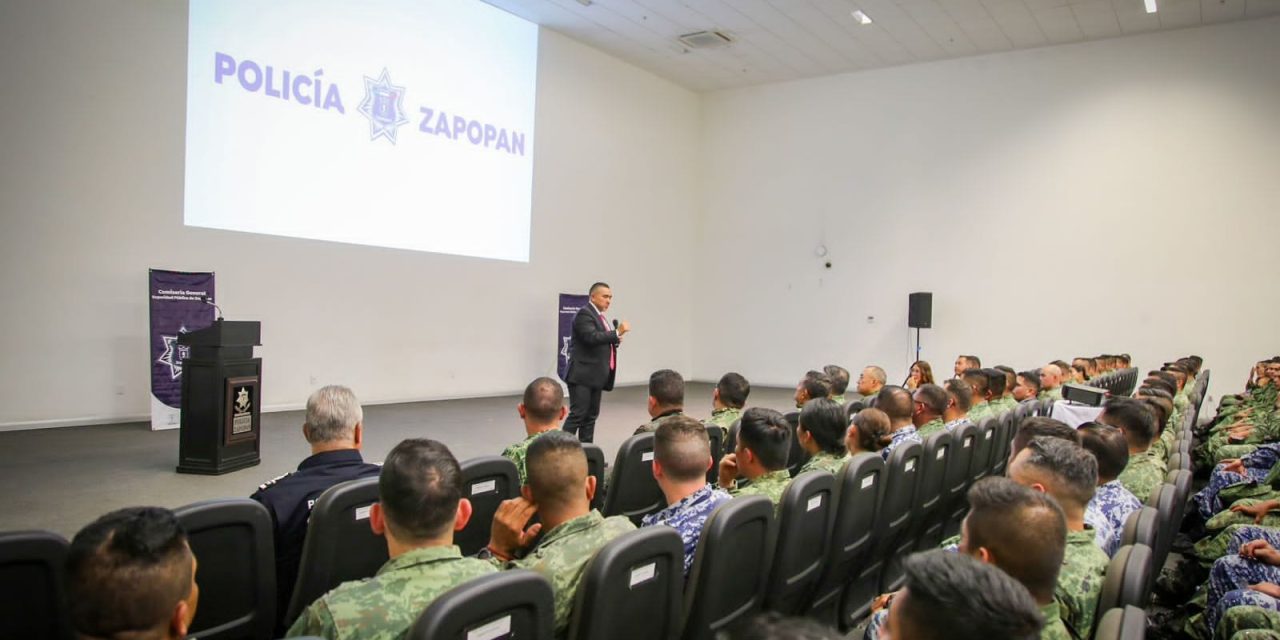 PRESIDENTE IMPARTE CHARLE A ELEMENTOS DE LA ESCUELA SUPERIOR DE GUERRA