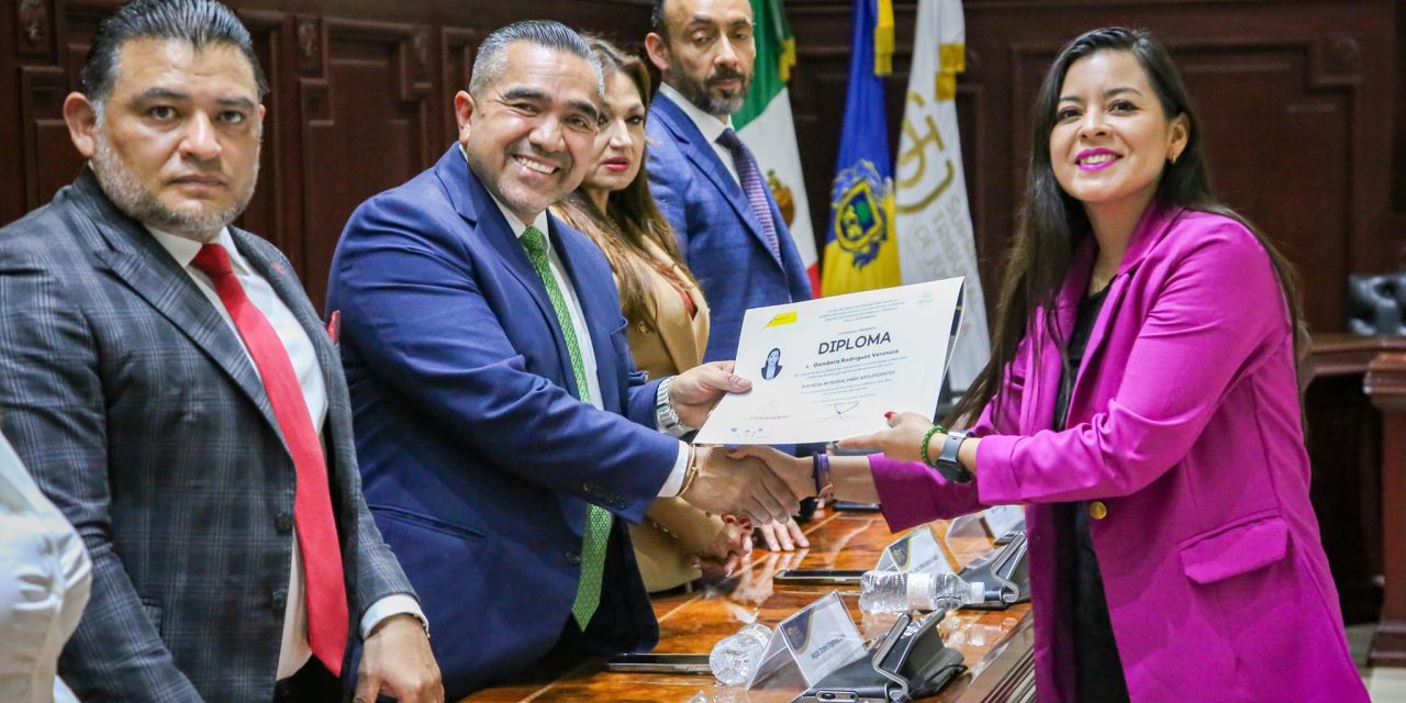 ENTREGAN CONSTANCIAS A PERSONAL DE FISCALÍA ESTATAL