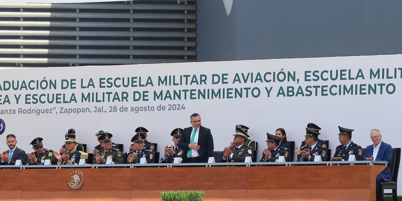 ASISITE PRESIDENTE A GRADUACIÓN DE LICENCIATURAS DEL COLEGIO DEL AIRE