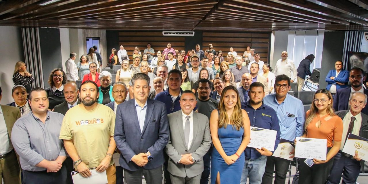 PRESIDENTE ENTREGA CONSTANCIAS DE DIPLOMADO EN JUSTICIA PARA ADOLESCENTES