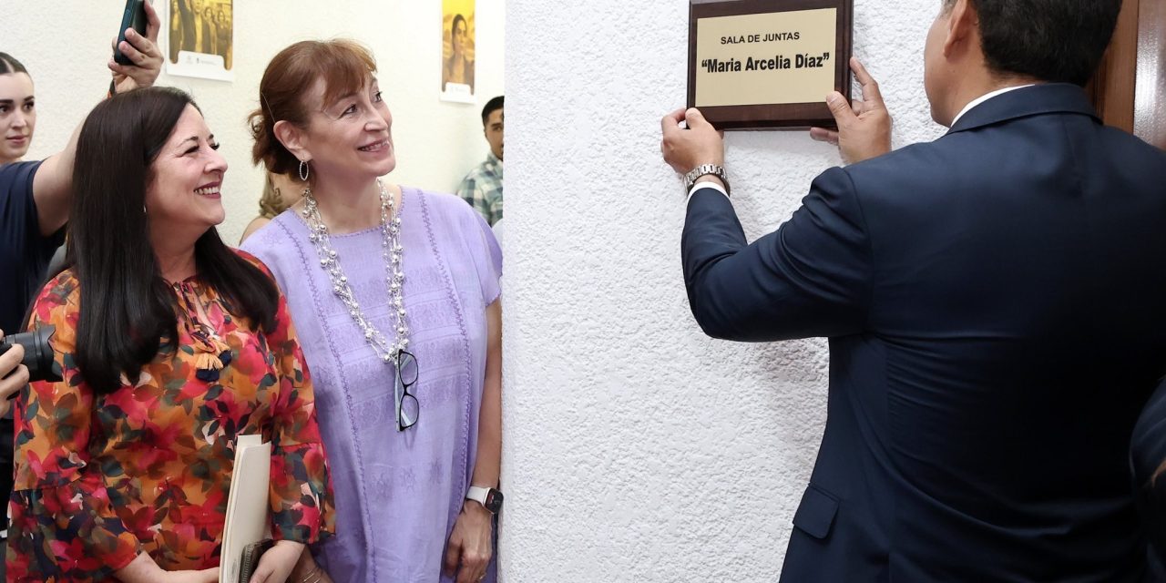 develación de placa en honor a María Arcelia Díaz