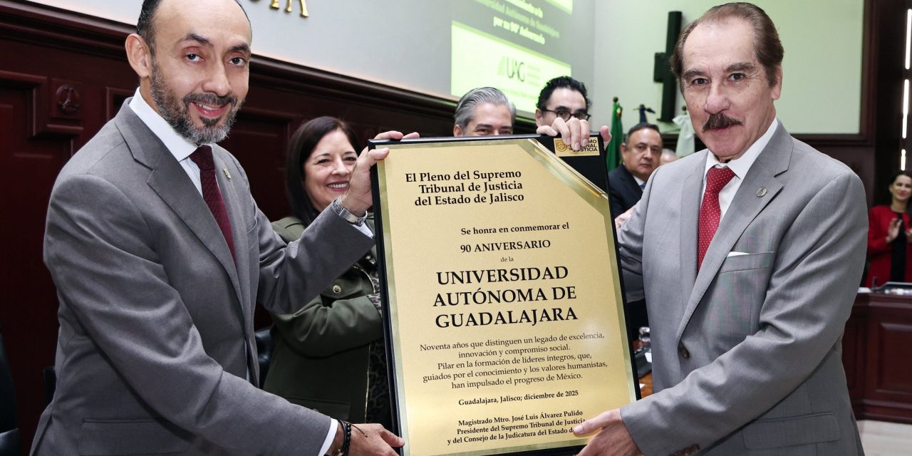 Entrega de reconocimiento POR 90 AÑOS UAG
